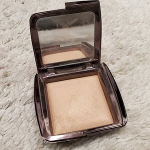 Hourglass ambient lighting powder in radiant light